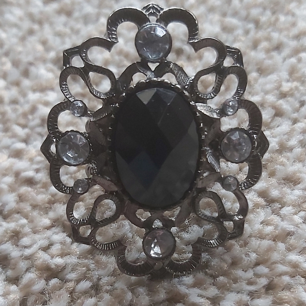 Vintage-Inspired Black Stone Filigree Stretch Ring